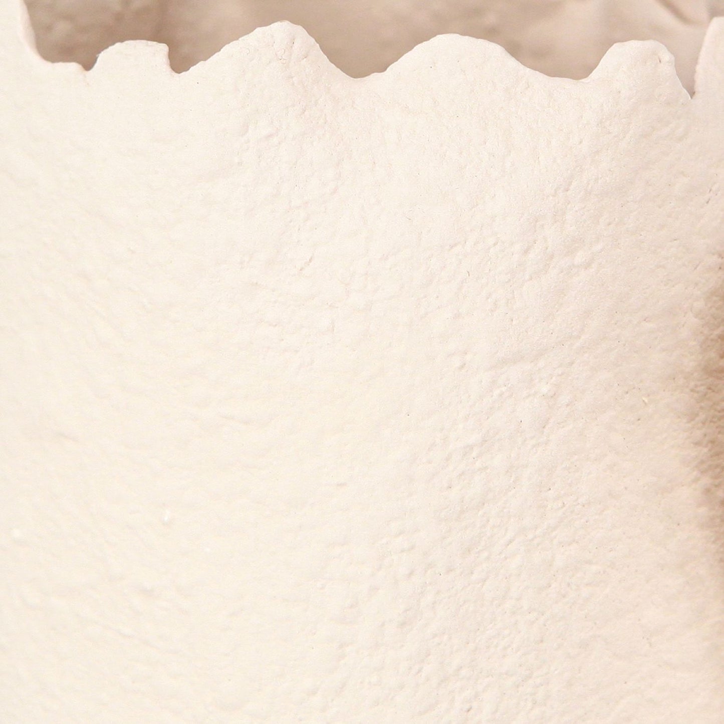 Dekoratyvinė kūgio formos keraminė vaza (smėlio spalvos)