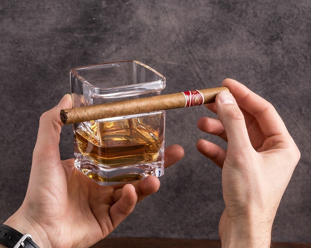 Whiskey & Cigar Glass – taurė su vieta cigarui