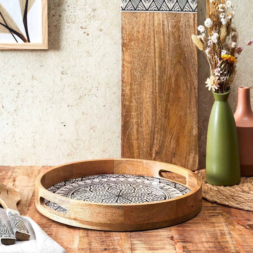 Apvalus mango medienos padėklas „Dune Black“,(Ø35 cm)