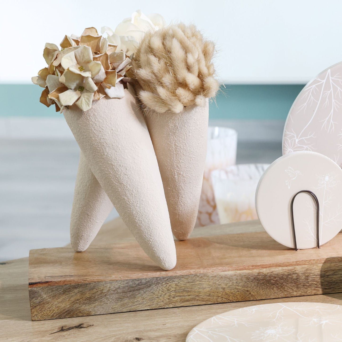 Dekoratyvinė kūgio formos keraminė vaza (smėlio spalvos)